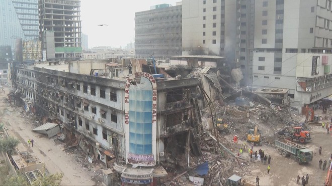 Cháy trung tâm thương mại Pakistan: Số người thiệt mạng tăng lên gần 70 người - Ảnh 1.