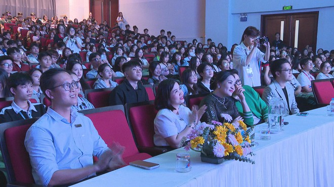 Chương trình âm nhạc và chia sẻ "Mình cùng ngồi nói chuyện tình yêu" mùa 3 - Ảnh 1.