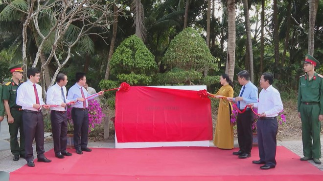 Rực rỡ sắc đỏ "Đường cờ Tổ quốc" giữa lòng Côn Đảo - Ảnh 2.