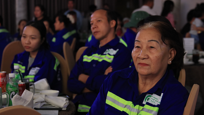 Tết yêu thương - Chăm lo Tết ấm no cho người lao động thu gom rác - Ảnh 2.