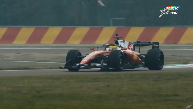 Đội đua F1 Ferrari ra mắt mẫu xe cho mùa giải mới - Ảnh 3.