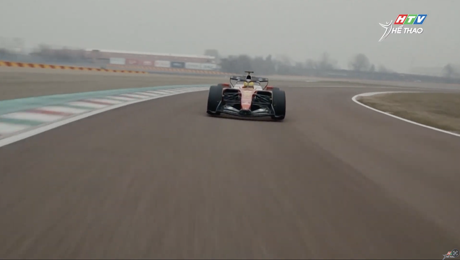 Đội đua F1 Ferrari ra mắt mẫu xe cho mùa giải mới - Ảnh 6.