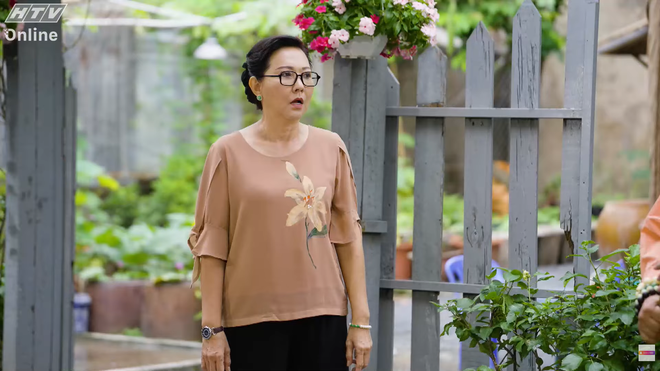 Cô My “tả tơi”, đi tới đâu rơi rớt tới đó - Lẹ không trễ tàu - Ảnh 3.