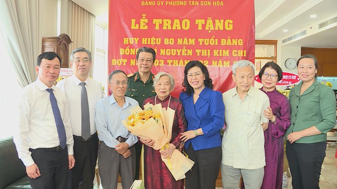 Đảng viên Đảng bộ phường Tân Sơn Hòa nhận Huy hiệu 80 năm tuổi Đảng- Ảnh 4.