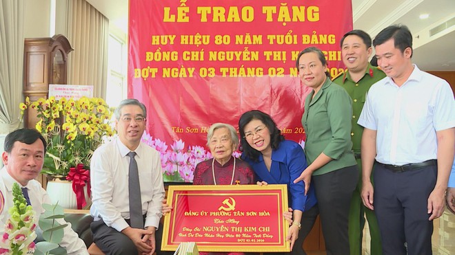 Đảng viên Đảng bộ phường Tân Sơn Hòa nhận Huy hiệu 80 năm tuổi Đảng- Ảnh 3.