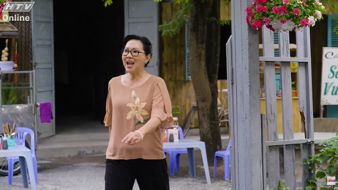 Cô My “tả tơi”, đi tới đâu rơi rớt tới đó - Lẹ không trễ tàu - Ảnh 2.