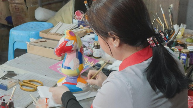 Sắc xuân hiện diện trên từng lớp sơn mài Tương Bình Hiệp- Ảnh 2.