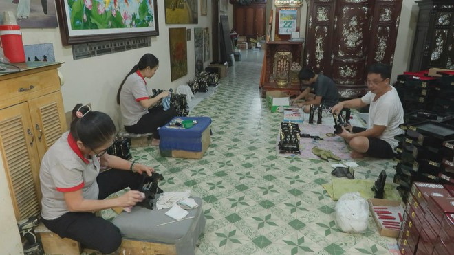 Sắc xuân hiện diện trên từng lớp sơn mài Tương Bình Hiệp- Ảnh 4.