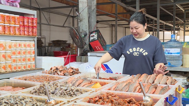 Chợ khô lớn nhất TP. Hồ Chí Minh nhộn nhịp hàng Tết: Nguồn cung dồi dào, tiểu thương nỗ lực bình ổn giá - Ảnh 8.