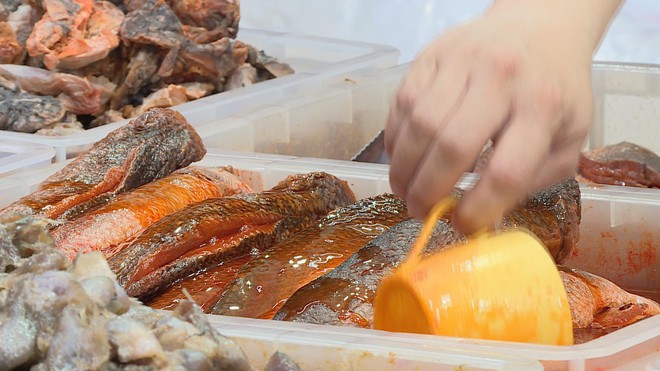 Chợ khô lớn nhất TP. Hồ Chí Minh nhộn nhịp hàng Tết: Nguồn cung dồi dào, tiểu thương nỗ lực bình ổn giá - Ảnh 10.