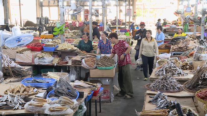 Chợ khô lớn nhất TP. Hồ Chí Minh nhộn nhịp hàng Tết: Nguồn cung dồi dào, tiểu thương nỗ lực bình ổn giá - Ảnh 4.