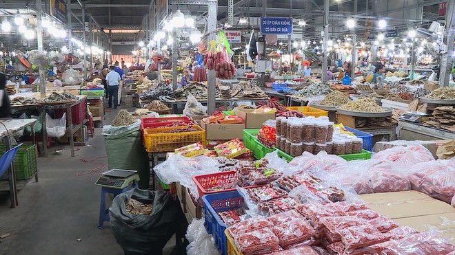 Chợ khô lớn nhất TP. Hồ Chí Minh nhộn nhịp hàng Tết: Nguồn cung dồi dào, tiểu thương nỗ lực bình ổn giá - Ảnh 2.