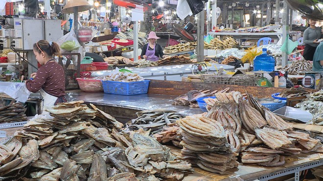 Chợ khô lớn nhất TP. Hồ Chí Minh nhộn nhịp hàng Tết: Nguồn cung dồi dào, tiểu thương nỗ lực bình ổn giá - Ảnh 6.