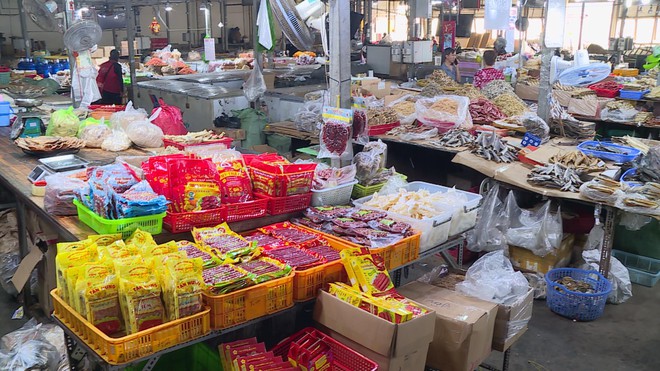 Chợ khô lớn nhất TP. Hồ Chí Minh nhộn nhịp hàng Tết: Nguồn cung dồi dào, tiểu thương nỗ lực bình ổn giá - Ảnh 7.