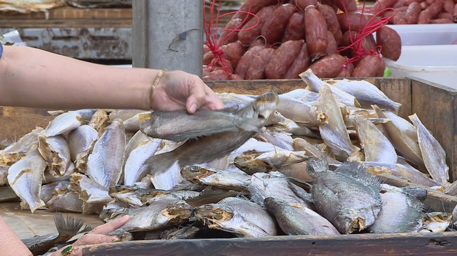 Chợ khô lớn nhất TP. Hồ Chí Minh nhộn nhịp hàng Tết: Nguồn cung dồi dào, tiểu thương nỗ lực bình ổn giá - Ảnh 9.