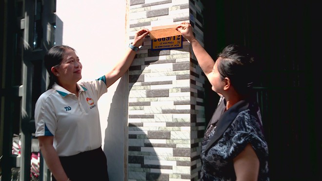 Trao thông báo và tặng bảng số nhà mới cho người dân xã Bình Chánh - Ảnh 2.