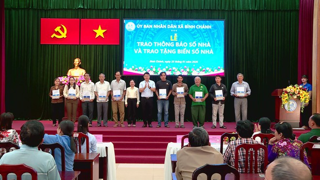 Trao thông báo và tặng bảng số nhà mới cho người dân xã Bình Chánh - Ảnh 4.