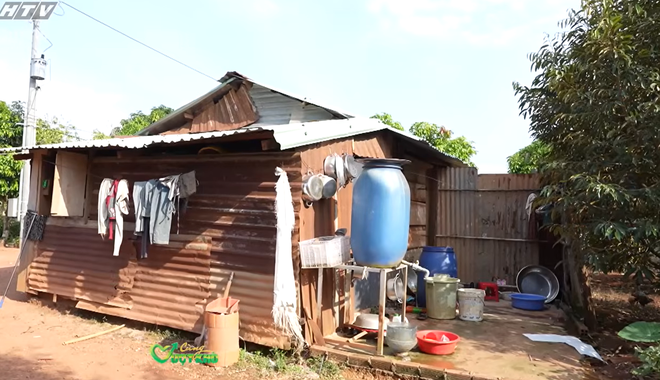 MC Quyền Linh xót xa trước nghịch cảnh của người mẹ đơn thân nuôi 3 con nhỏ - Ảnh 1.