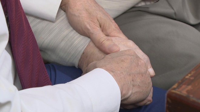 Bí thư thành ủy TP. Hồ Chí Minh trao huy hiệu 80 năm tuổi đảng cho đảng viên lão thành - Ảnh 4.