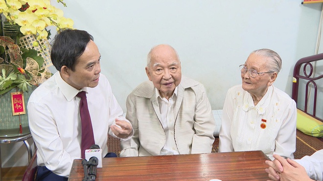 Bí thư thành ủy TP. Hồ Chí Minh trao huy hiệu 80 năm tuổi đảng cho đảng viên lão thành - Ảnh 2.