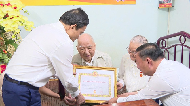 Bí thư thành ủy TP. Hồ Chí Minh trao huy hiệu 80 năm tuổi đảng cho đảng viên lão thành - Ảnh 3.