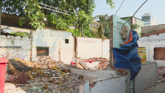 Người dân khẩn trương bàn giao mặt bằng phục vụ dự án cải tạo Rạch Xuyên Tâm - Ảnh 1.