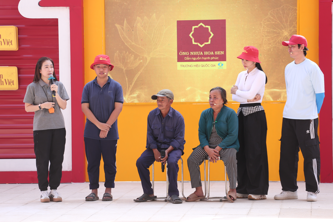 Vân Trang, Huy Khánh xúc động khi trở lại "Mái ấm gia đình Việt" - Ảnh 4.