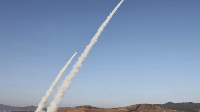 Triều Tiên công bố hình ảnh ông Kim Jong Un cùng con gái giám sát phóng tên lửa đa nòng cỡ lớn - Ảnh 1.