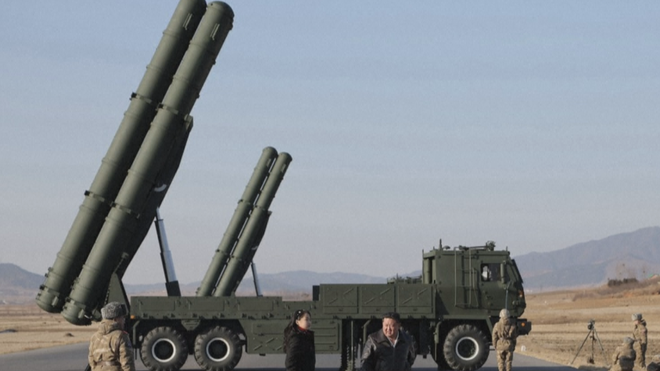 Triều Tiên công bố hình ảnh ông Kim Jong Un cùng con gái giám sát phóng tên lửa đa nòng cỡ lớn - Ảnh 2.