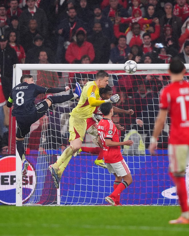Mourinho đạo diễn cú sốc: Thủ môn Benfica ghi bàn, Real Madrid gục ngã - Ảnh 2.