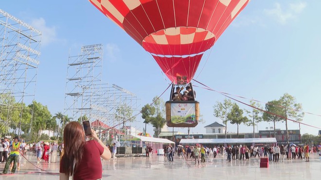 Bầu trời Sa Đéc rực rỡ với khinh khí cầu khổng lồ - Ảnh 2.
