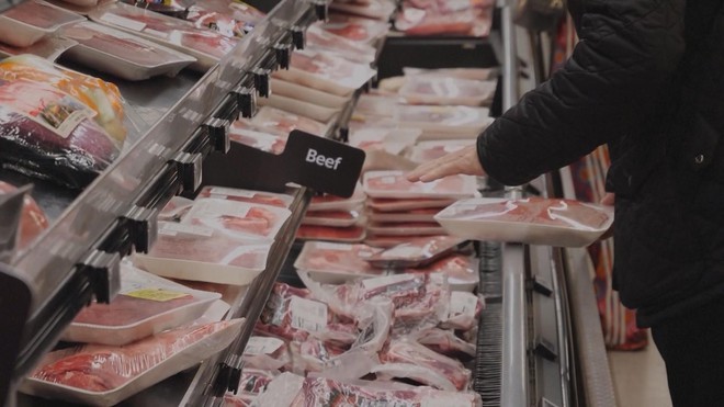 Người dân Mỹ chật vật đối phó với giá cả leo thang, thay đổi thói quen tiêu dùng - Ảnh 6.