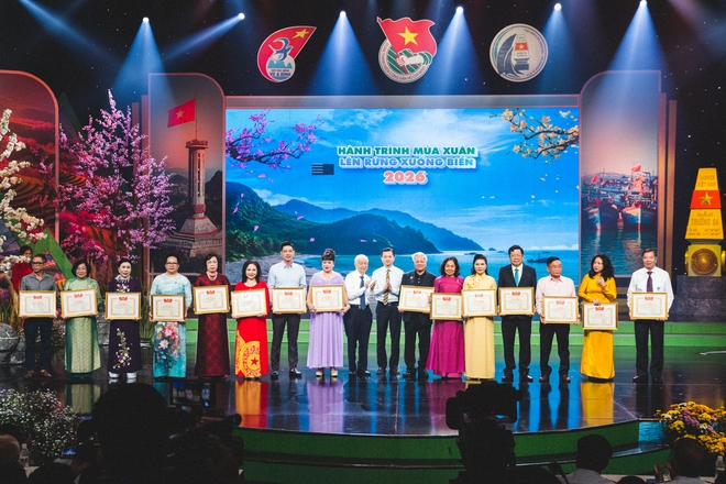 Quỹ Học bổng Vừ A Dính tiếp tục viết tiếp ước mơ cho các trẻ em vùng cao - Ảnh 11.