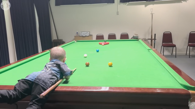 Phá vỡ kỷ lục snooker khi mới... 2 tuổi - Ảnh 1.