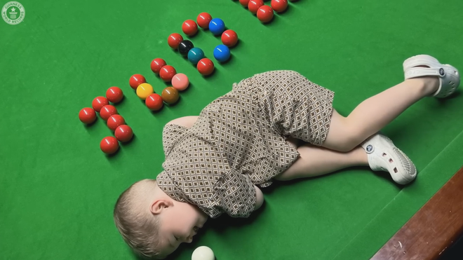 Phá vỡ kỷ lục snooker khi mới... 2 tuổi - Ảnh 2.