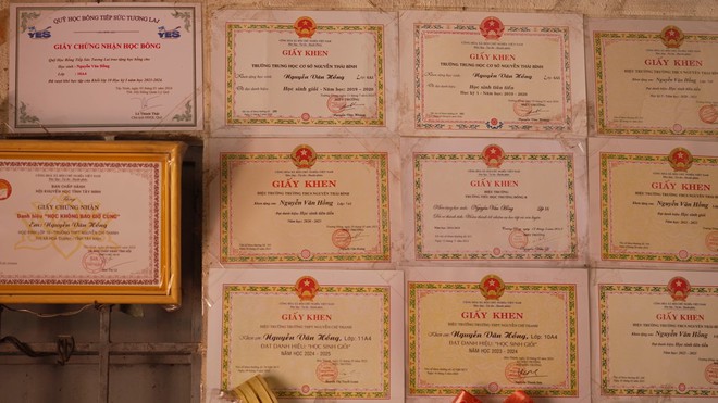 Văn Hồng: Cậu bé 17 tuổi gánh nặng mưu sinh, nuôi giấc mơ trở thành thầy giáo Hóa - Ảnh 5.