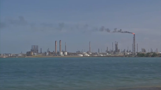 Venezuela ban hành luật cải tổ ngành dầu mỏ - Ảnh 3.