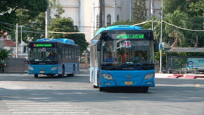 Xe buýt TP. Hồ Chí Minh đồng loạt áp dụng thanh toán không tiền mặt  - Ảnh 1.