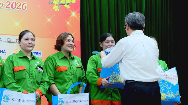 Xuân về bên những người lao động thầm lặng giữa phố thị - Ảnh 6.