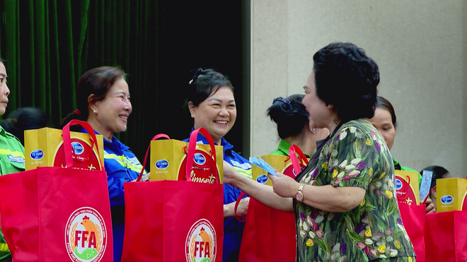 Xuân về bên những người lao động thầm lặng giữa phố thị - Ảnh 7.