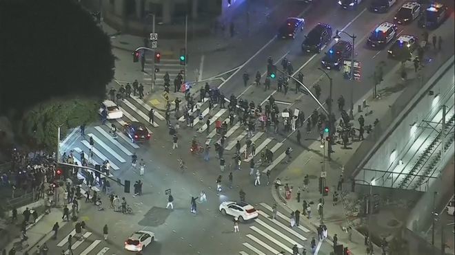 Biểu tình trên khắp nước Mỹ phản đối chiến dịch truy quét nhập cư của ICE - Ảnh 1.