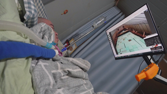 Bị liệt tứ chi, nhưng vẫn điều hành trang trại tại giường  - Ảnh 1.