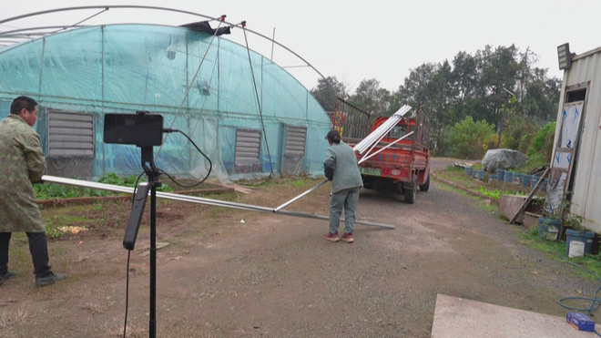 Bị liệt tứ chi, nhưng vẫn điều hành trang trại tại giường  - Ảnh 3.