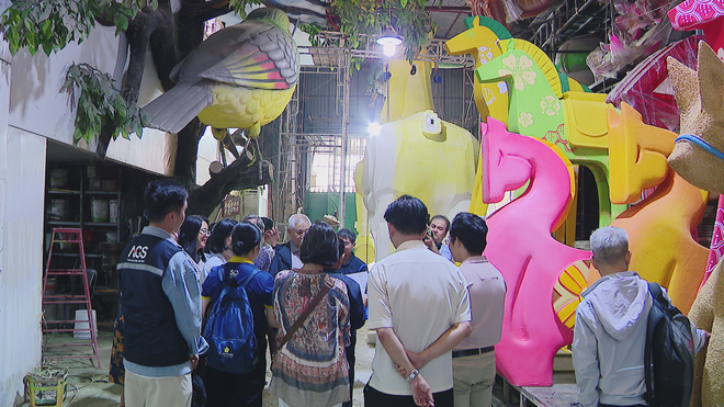 Xưởng chế tác linh vật Đường hoa Nguyễn Huệ Tết Bính Ngọ 2026 - Ảnh 2.