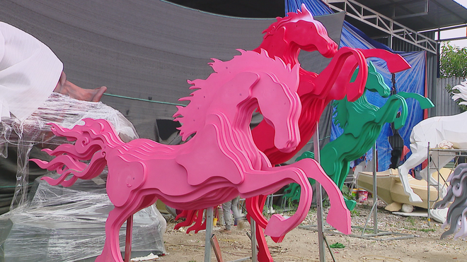 Xưởng chế tác linh vật Đường hoa Nguyễn Huệ Tết Bính Ngọ 2026 - Ảnh 7.