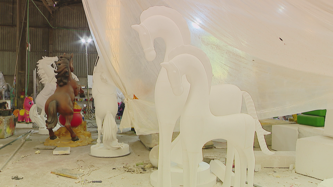 Xưởng chế tác linh vật Đường hoa Nguyễn Huệ Tết Bính Ngọ 2026 - Ảnh 5.