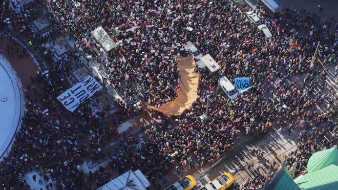 Biểu tình trên khắp nước Mỹ phản đối chiến dịch truy quét nhập cư của ICE - Ảnh 3.