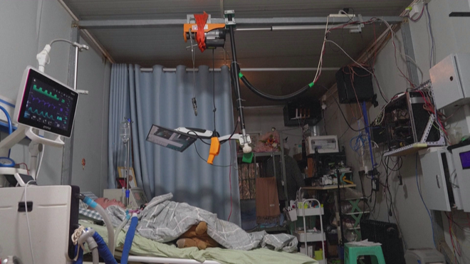 Bị liệt tứ chi, nhưng vẫn điều hành trang trại tại giường  - Ảnh 2.