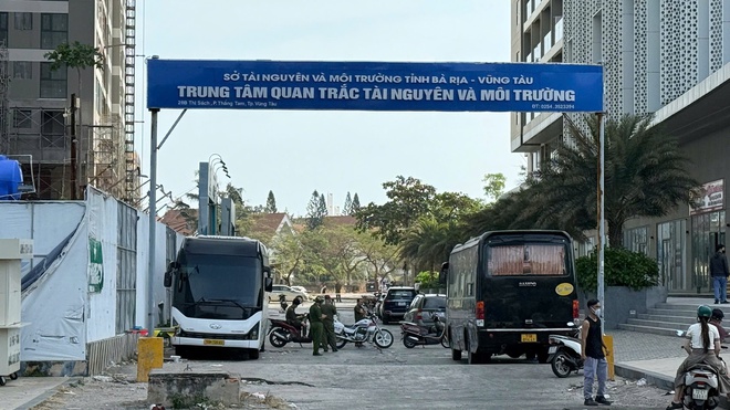 Nghi vấn một người rơi tầng cao tử vong bên hông tòa nhà đường Thi Sách- Ảnh 1. Nghi vấn một người rơi tầng cao tử vong bên hông tòa nhà đường Thi Sách- Ảnh 1.