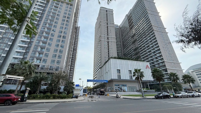 Nghi vấn một người rơi tầng cao tử vong bên hông tòa nhà đường Thi Sách- Ảnh 2. Nghi vấn một người rơi tầng cao tử vong bên hông tòa nhà đường Thi Sách- Ảnh 2.